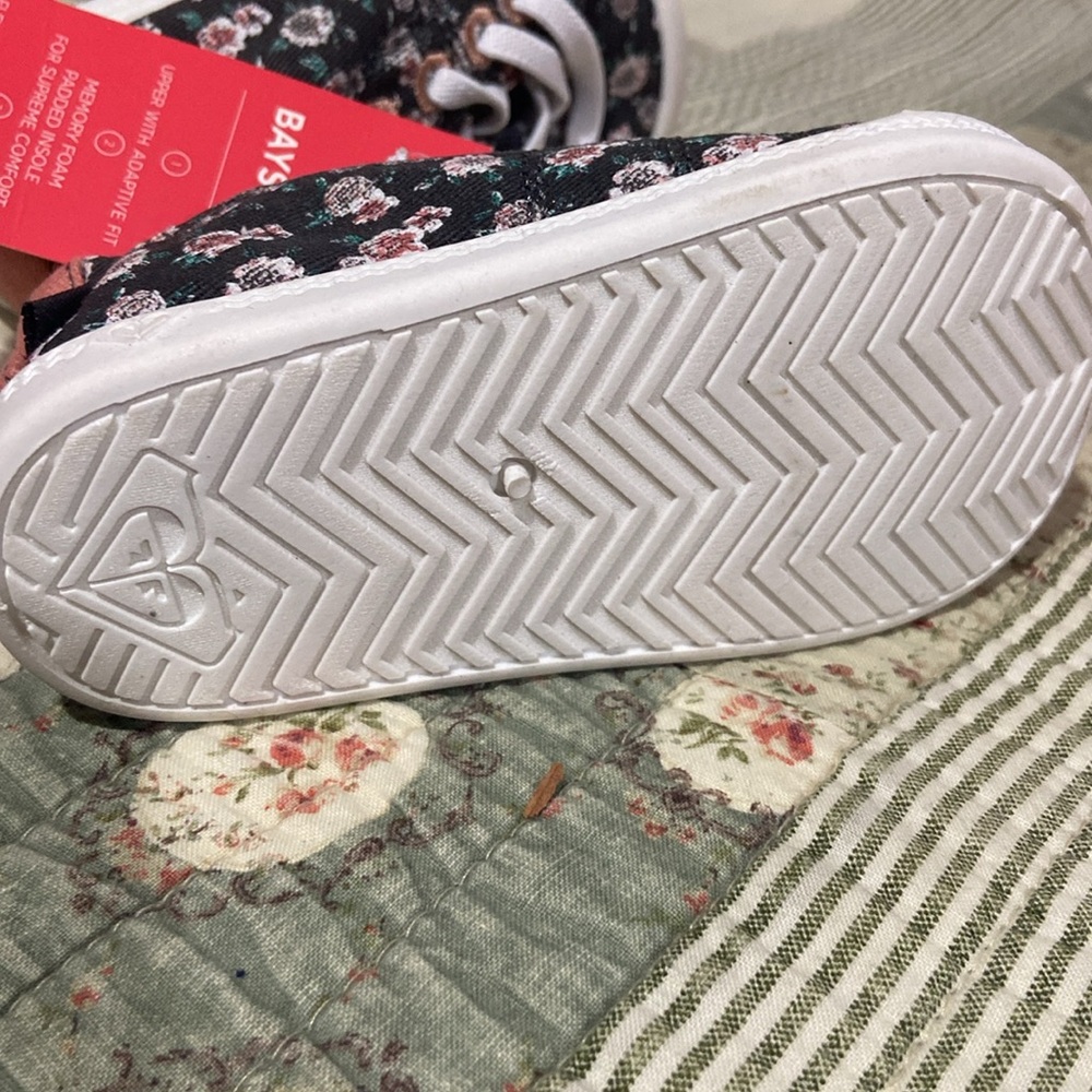 New children’s Roxy shoes - Picture 4 of 6